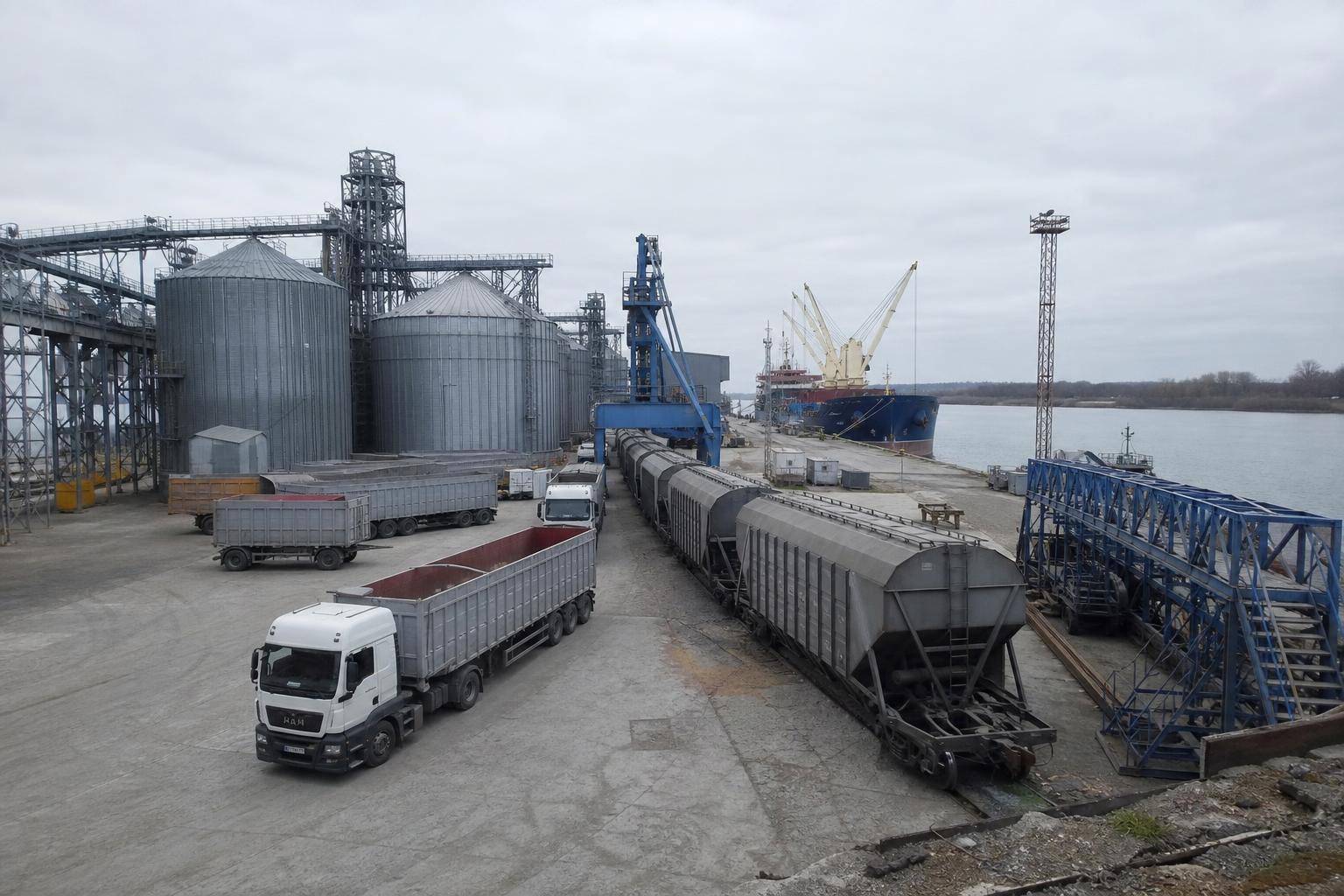 Зернова логістика України: експорт знову зміщується на Дунай і західний кордон