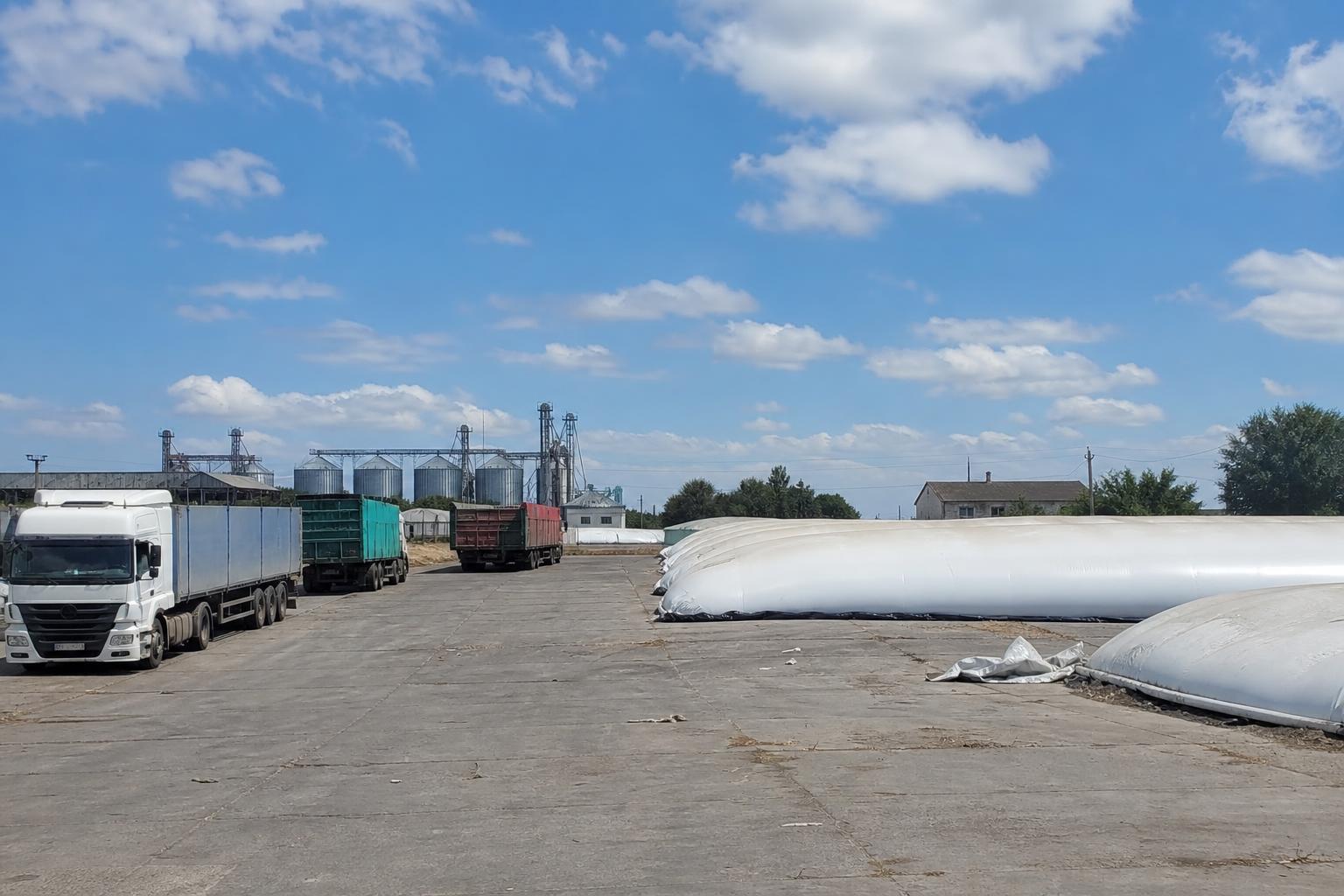 Зернова логістика: агрокомпанії готують резервне зберігання у полімерних рукавах - AgroPost