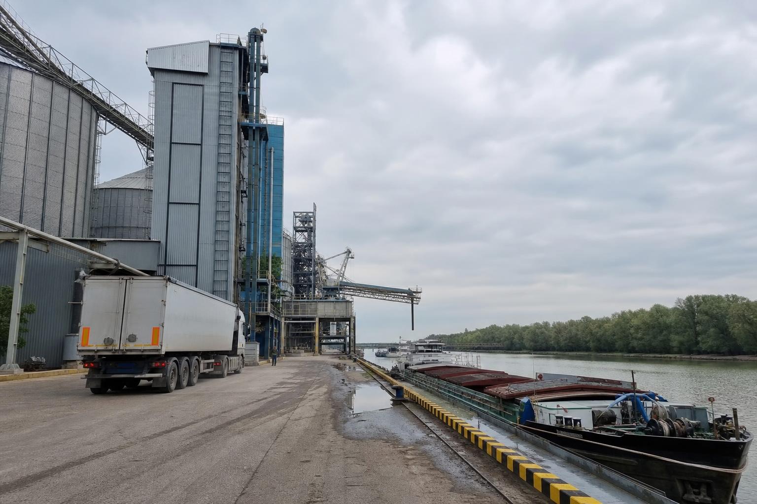 Дунайський фрахт дорожчає, а дрібні фермери ризикують втратити чергу на зернову логістику
